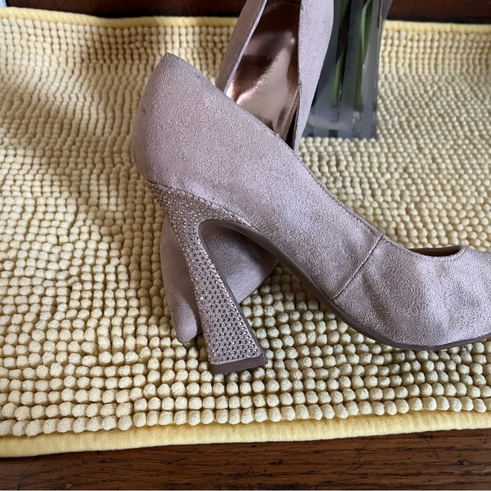 Nine West Cream Pumps
